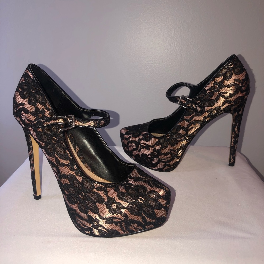 SOLD!! Black and Tan lace pumps